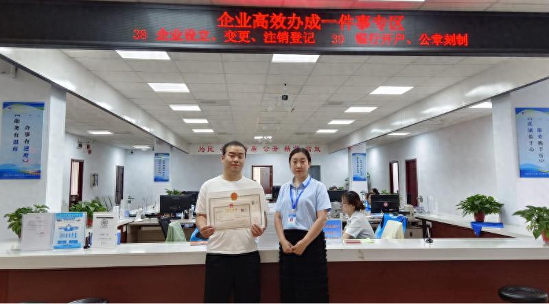 新绛县行政审批服务管理局为夜市经营者办证，这速度你敢信？