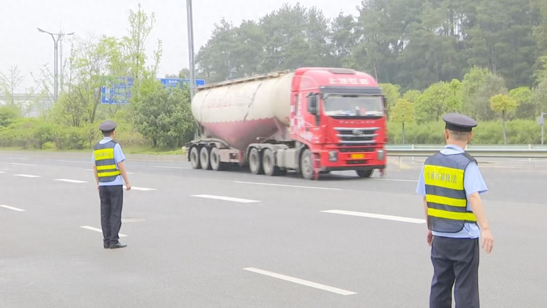 5月15日贵州双龙航空港查获两辆严重超载运输车？超限情况究竟多严重