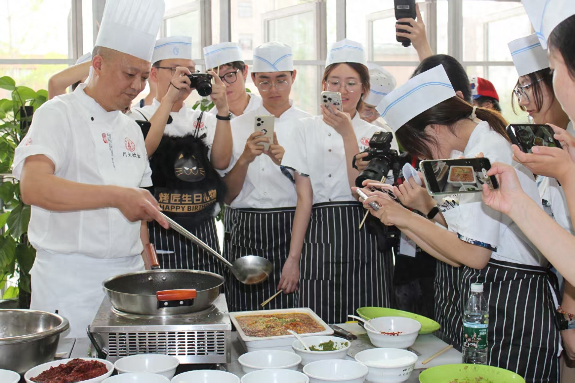 大学食堂竟开厨艺学堂，30 余名学生学做经典川菜？