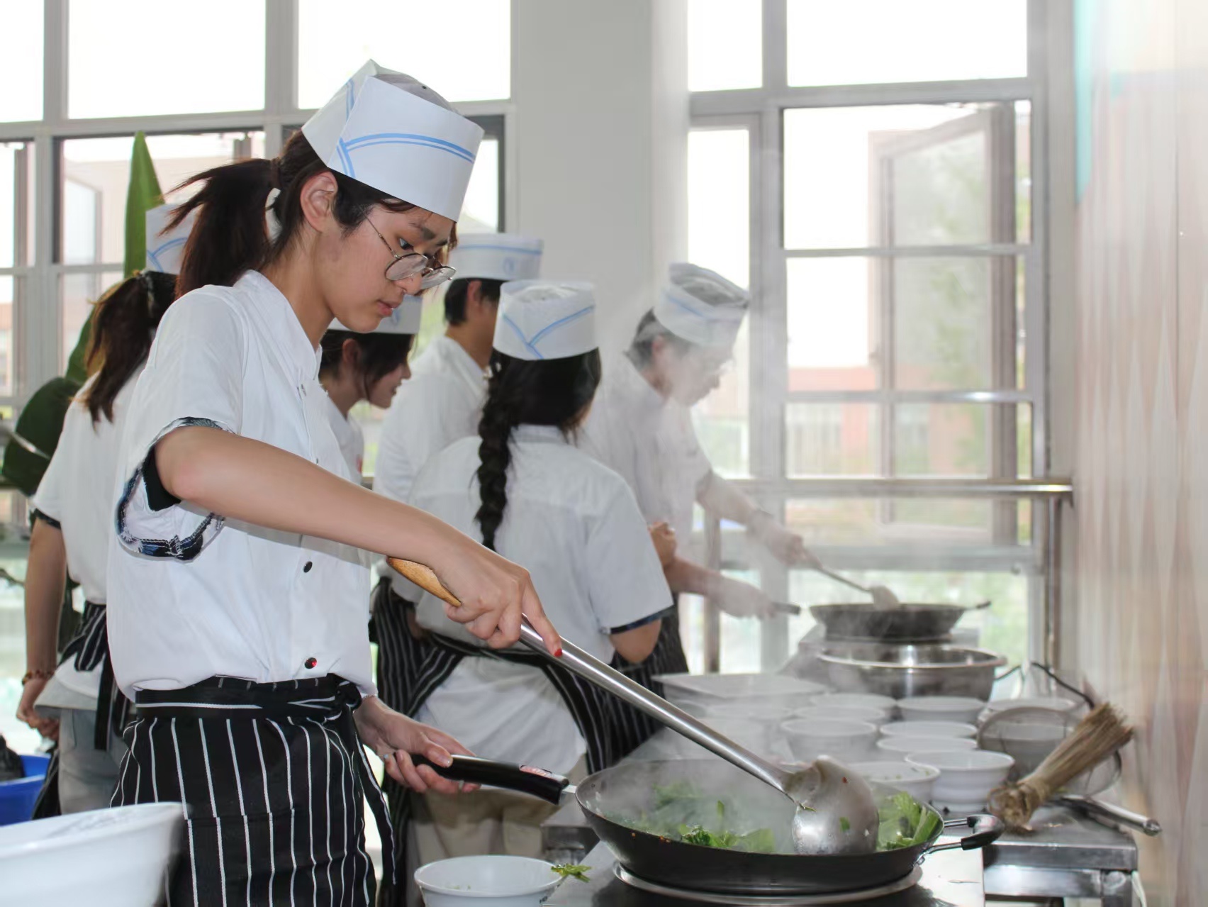 大学食堂竟开厨艺学堂，30 余名学生学做经典川菜？  第2张