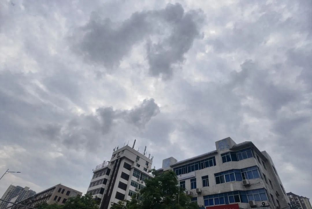 我市今日云量增大有阵雨，未来三天天气大变！最高温降多少？