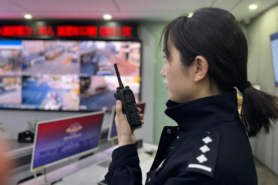 春节将至，昆山警营里的‘神秘小伙伴’如何守护平安？揭秘对讲机与笔记本的春节使命  第3张