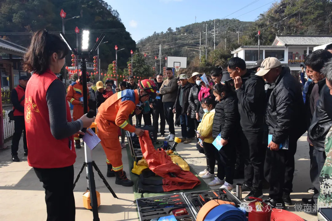 春节前夕，南涧县村民亲身体验消防救援装备，你也能学会自救互救吗？  第4张