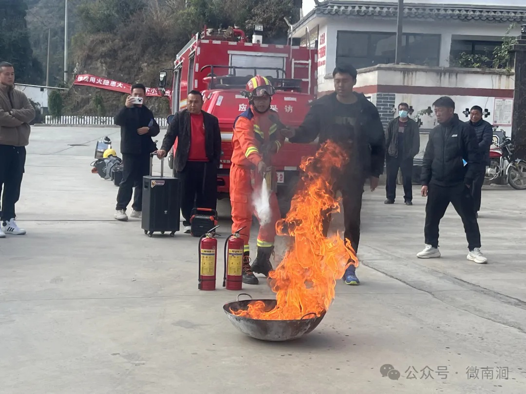 春节前夕，南涧县村民亲身体验消防救援装备，你也能学会自救互救吗？  第6张