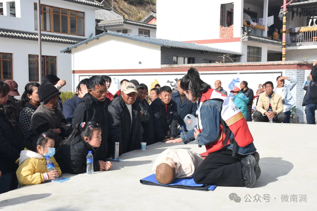 春节前夕，南涧县村民亲身体验消防救援装备，你也能学会自救互救吗？  第7张