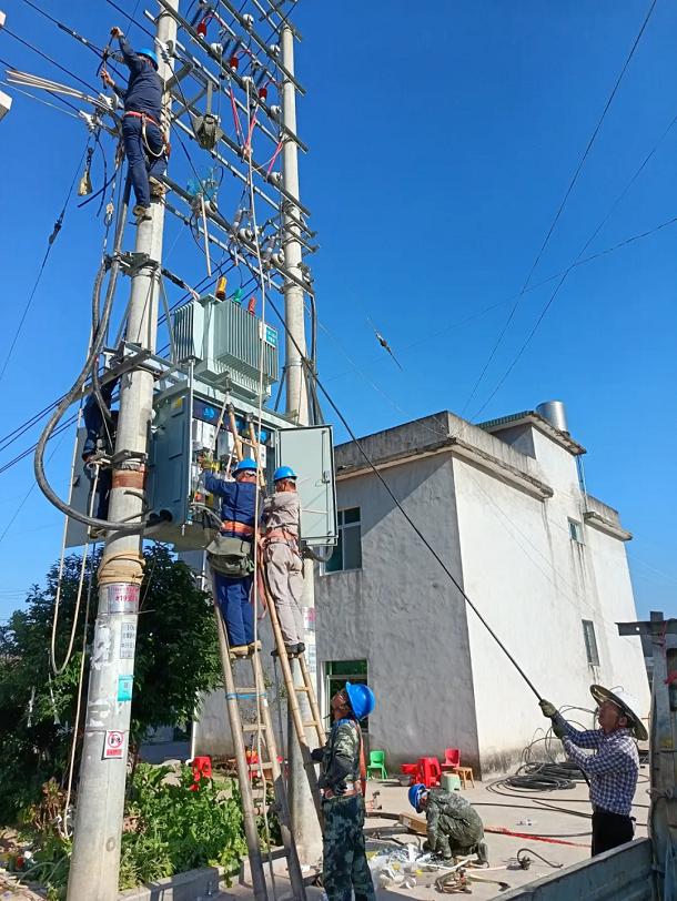 漳平市永福镇吕坊村电网改造大揭秘：7小时紧张作业，变压器容量翻倍  第2张