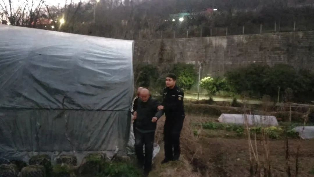 黄昏巡逻中的暖心一幕！辅警陈炳如何敏锐察觉并救助无助老人？