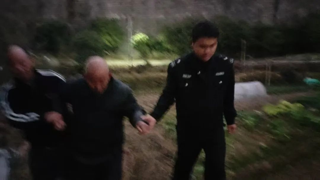 黄昏巡逻中的暖心一幕！辅警陈炳如何敏锐察觉并救助无助老人？  第2张