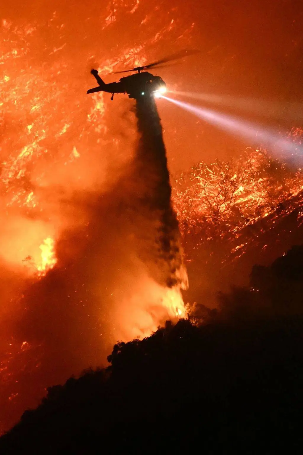 加州大火肆虐一周，为何火势仍无法控制？24人死亡、12000栋建筑被毁的惨剧背后真相揭秘  第4张