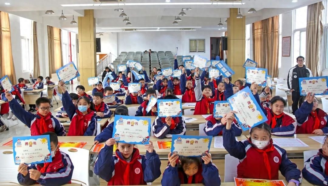 小学生变身交通安全小卫士！你家的孩子也能成为交通侠吗？
