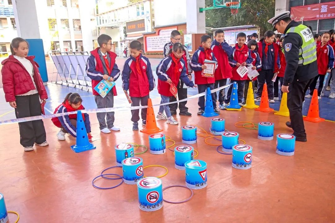 小学生变身交通安全小卫士！你家的孩子也能成为交通侠吗？  第3张