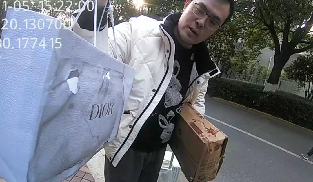 30万年终奖不翼而飞！杭州男子急疯：这年还怎么过？拾金不昧的闻先生竟成救星  第2张