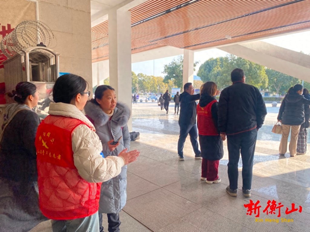 300名大学生志愿者温暖春运，衡山春运最靓丽的风景线