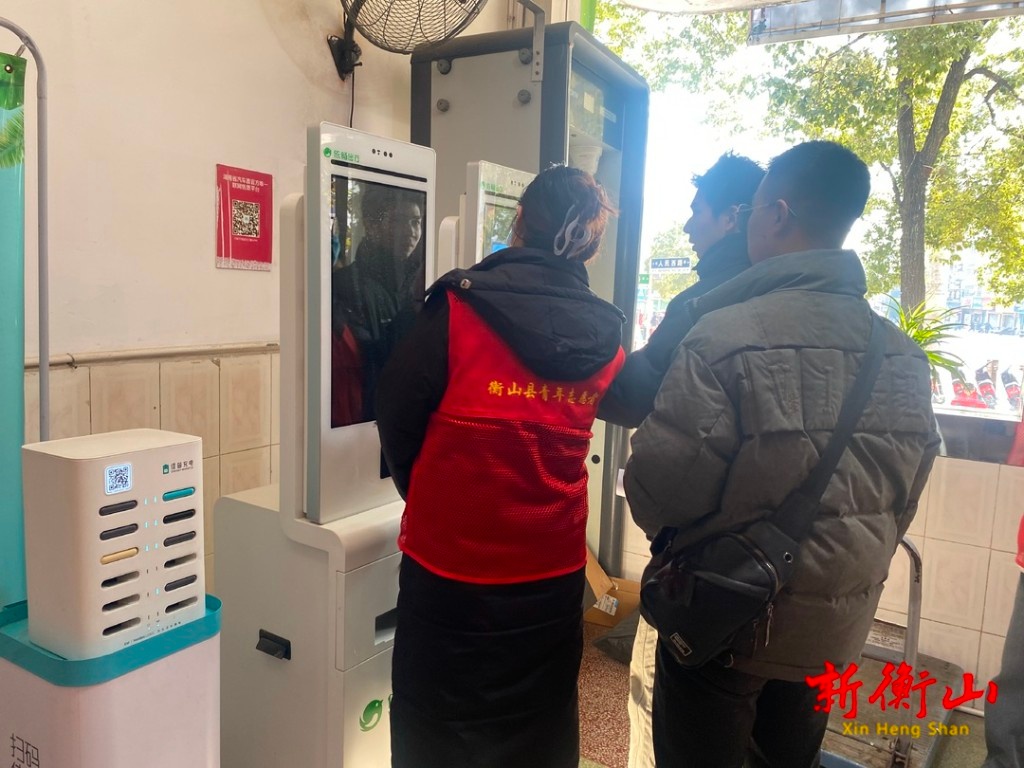 300名大学生志愿者温暖春运，衡山春运最靓丽的风景线  第2张