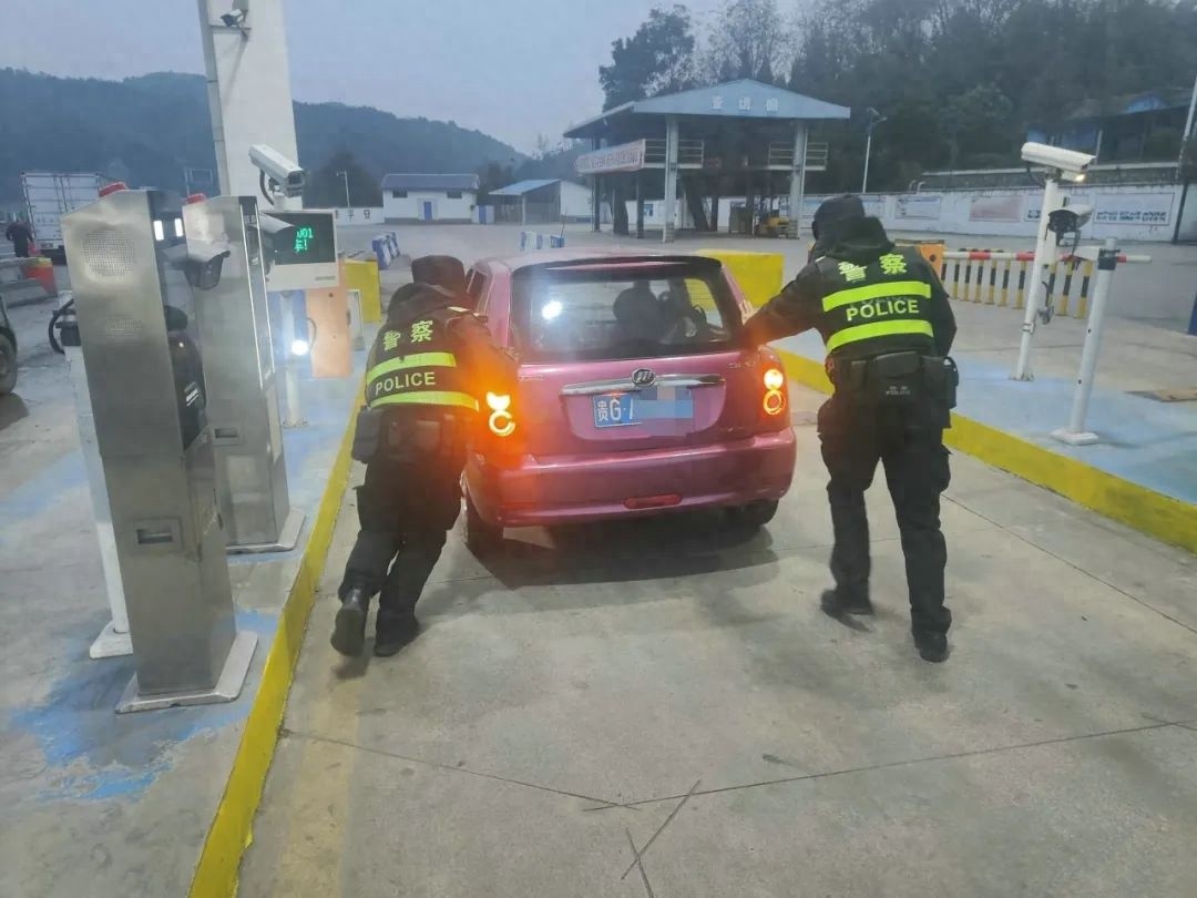 寒风中的守护者：罗平民警如何化身推车侠，为群众排忧解难？  第1张