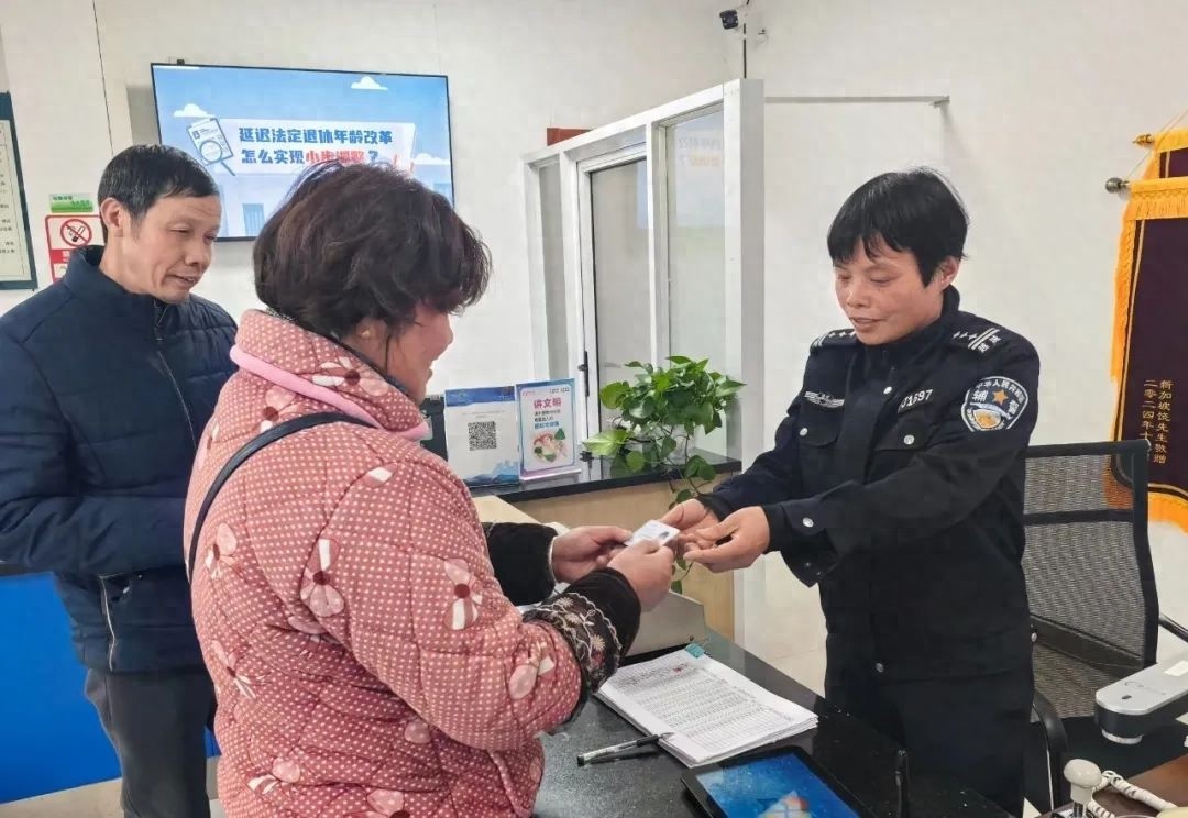 27年坚守窗口，接待60000余人次！辅警杨黎敏的平凡工作为何感动无数人？  第1张