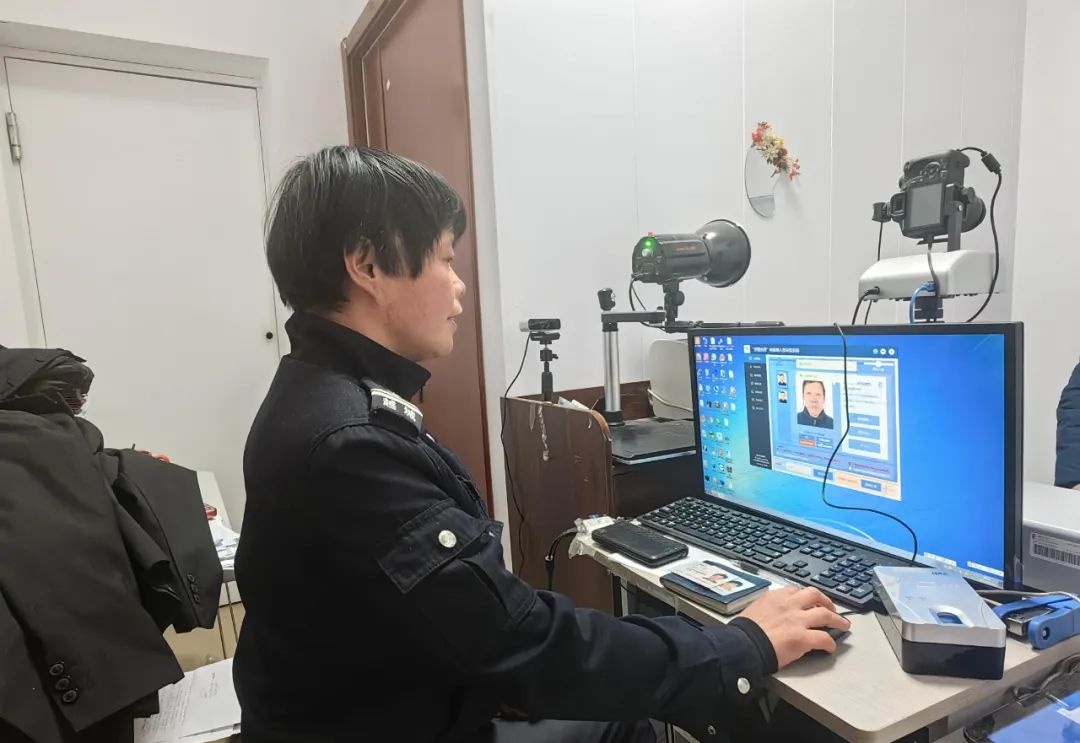 27年坚守窗口，接待60000余人次！辅警杨黎敏的平凡工作为何感动无数人？  第2张