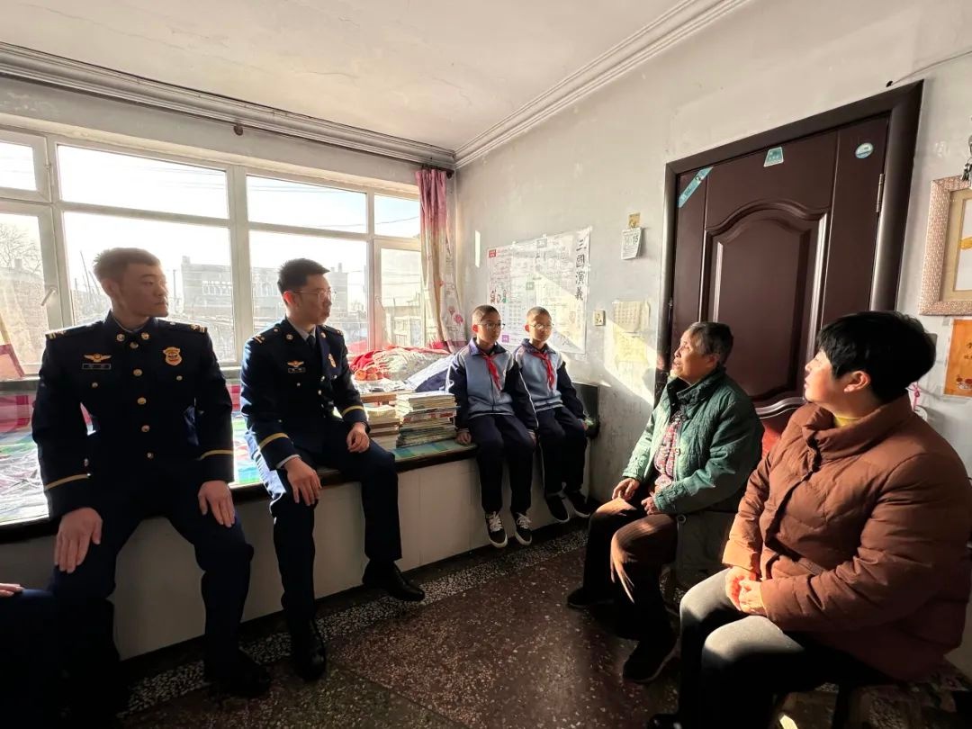 白海豚爸爸的爱心传递：南票区消防救援大队如何用行动温暖贫困学生的新年？  第3张