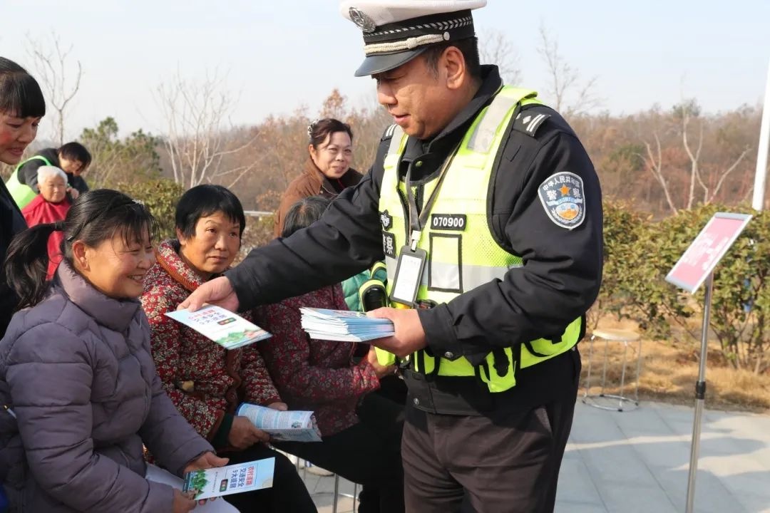 春节联欢会上，交警为何成了主角？揭秘农村交通安全新举措  第2张