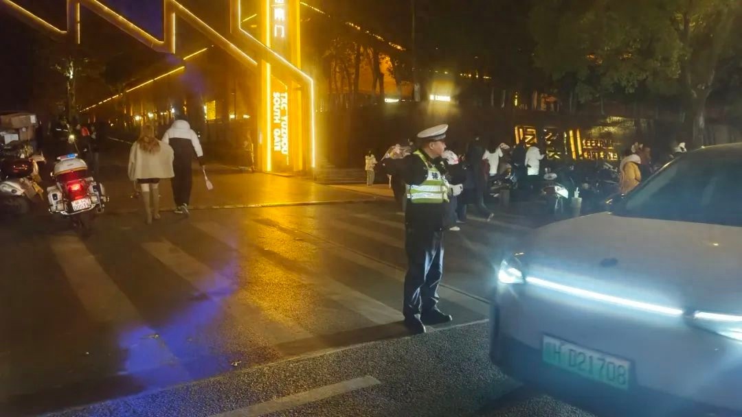 陶溪川商圈违停乱象频发，交警严查出租车网约车，你的出行安全有保障了吗？  第1张