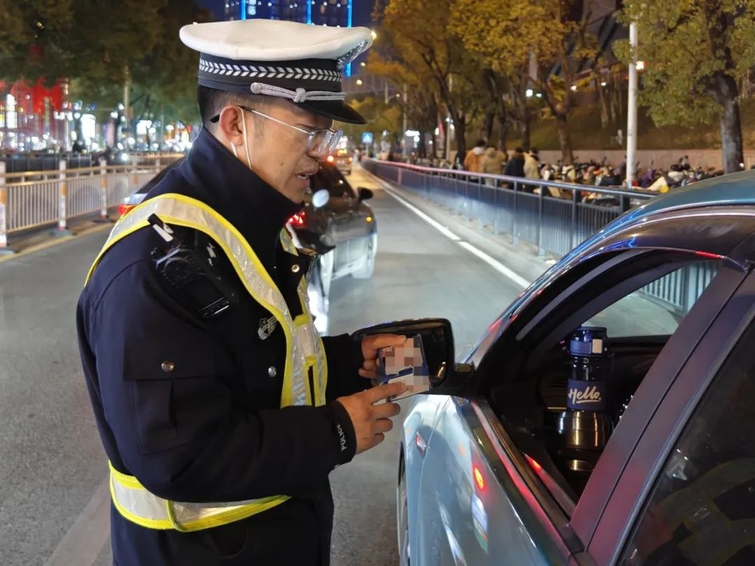 陶溪川商圈违停乱象频发，交警严查出租车网约车，你的出行安全有保障了吗？  第3张