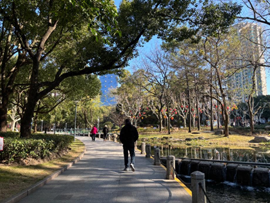 申城37天无雨！徐家汇公园阳光灿烂，但干燥天气如何影响你的生活？