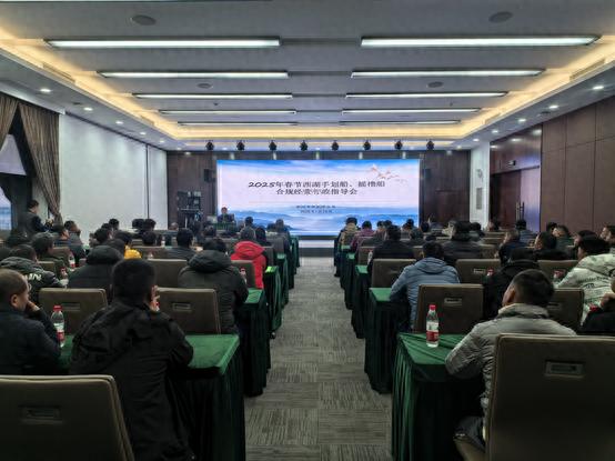 2025年春节西湖游船大整顿！200名船工接受培训，划船刺客将无处遁形？