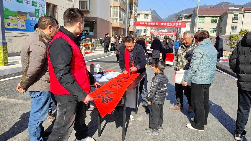 保康县迎新春送春联活动火爆现场！书法家挥毫泼墨，村民争相领取，你感受到了浓浓的年味吗？  第2张