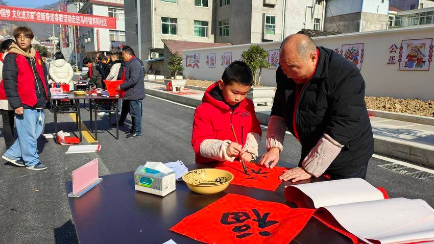 保康县迎新春送春联活动火爆现场！书法家挥毫泼墨，村民争相领取，你感受到了浓浓的年味吗？  第3张