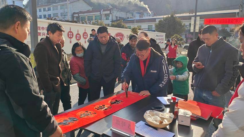 保康县迎新春送春联活动火爆现场！书法家挥毫泼墨，村民争相领取，你感受到了浓浓的年味吗？  第4张