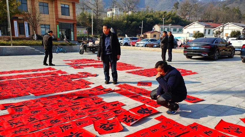 保康县迎新春送春联活动火爆现场！书法家挥毫泼墨，村民争相领取，你感受到了浓浓的年味吗？  第5张