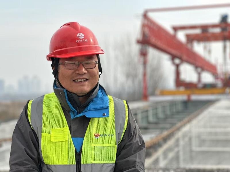寒风中的坚守！西兴高速渭河特大桥建设者如何挥洒青春与汗水？  第2张