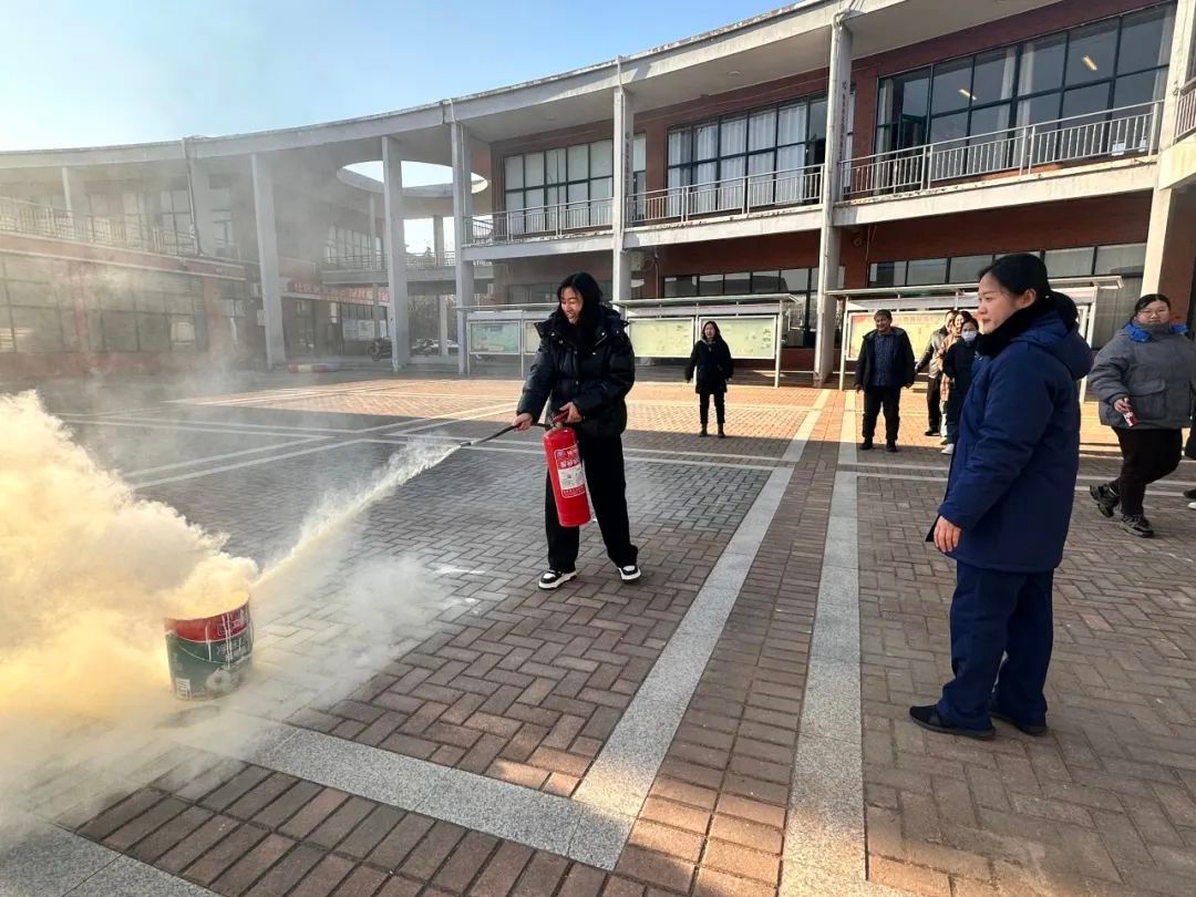利津县消防救援大队走进社区，你的家真的安全吗？揭秘冬季防火关键