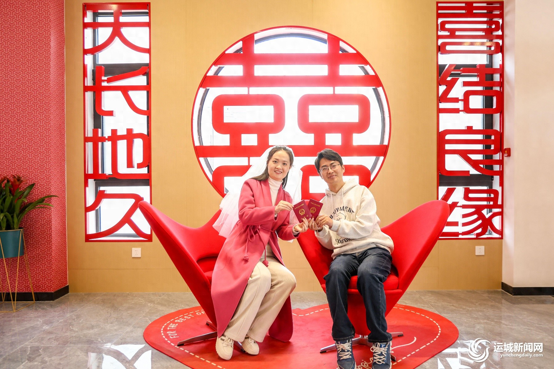 太有仪式感了！新人在颁证厅拍照打卡，这一天他们铭记终身