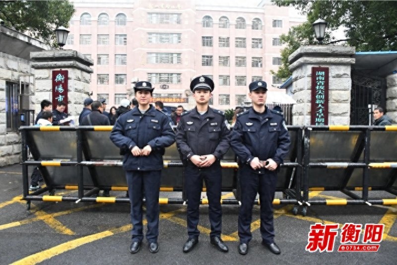 衡阳开学第一天，警察蓝如何成为校园门口的守护神？
