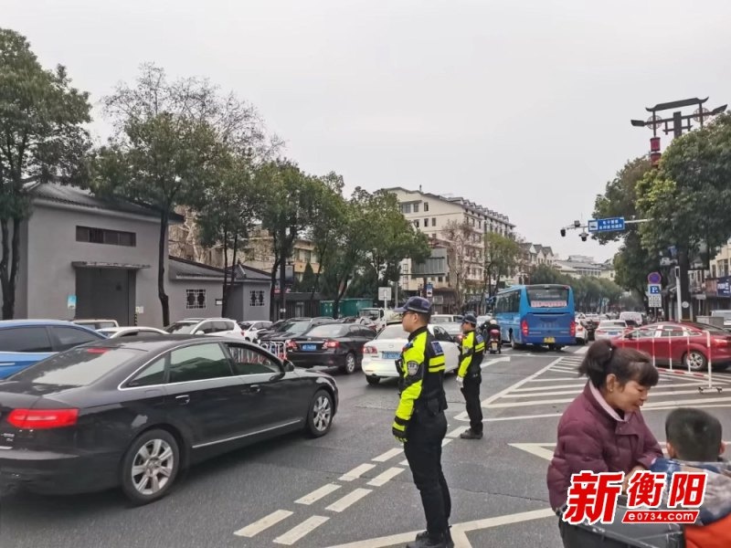 衡阳开学第一天，警察蓝如何成为校园门口的守护神？  第2张