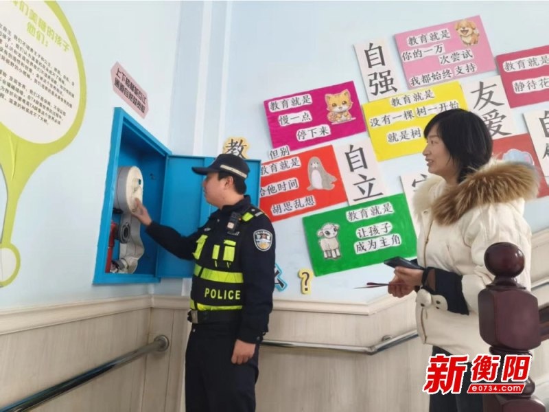 衡阳开学第一天，警察蓝如何成为校园门口的守护神？  第3张