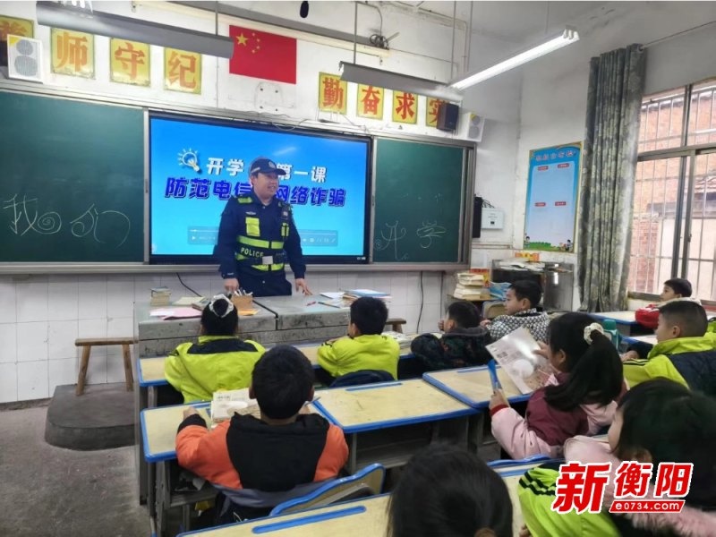 衡阳开学第一天，警察蓝如何成为校园门口的守护神？  第4张