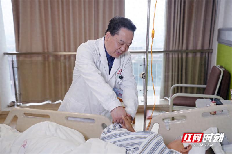 他是湖南省神经内镜开拓者，主刀上万台手术不负生命相托，你知道他是谁吗？