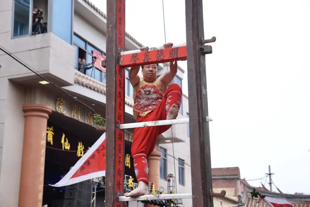 500年传承的惊险民俗！莆禧古城爬刀梯闹元宵，你敢挑战吗？  第1张
