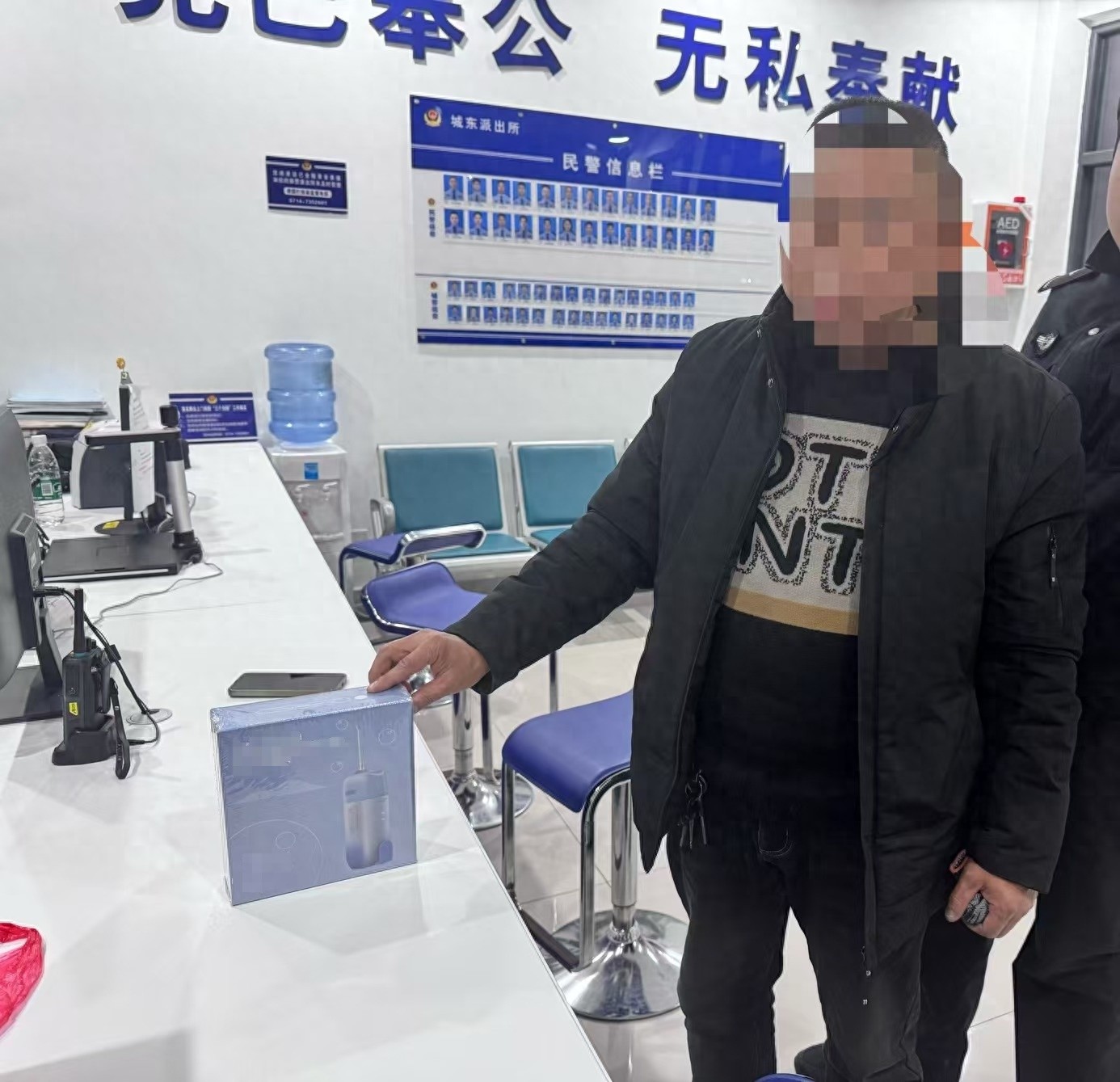 男子10秒盗走冲牙器，贪小便宜竟如此大胆！警方如何迅速破案？