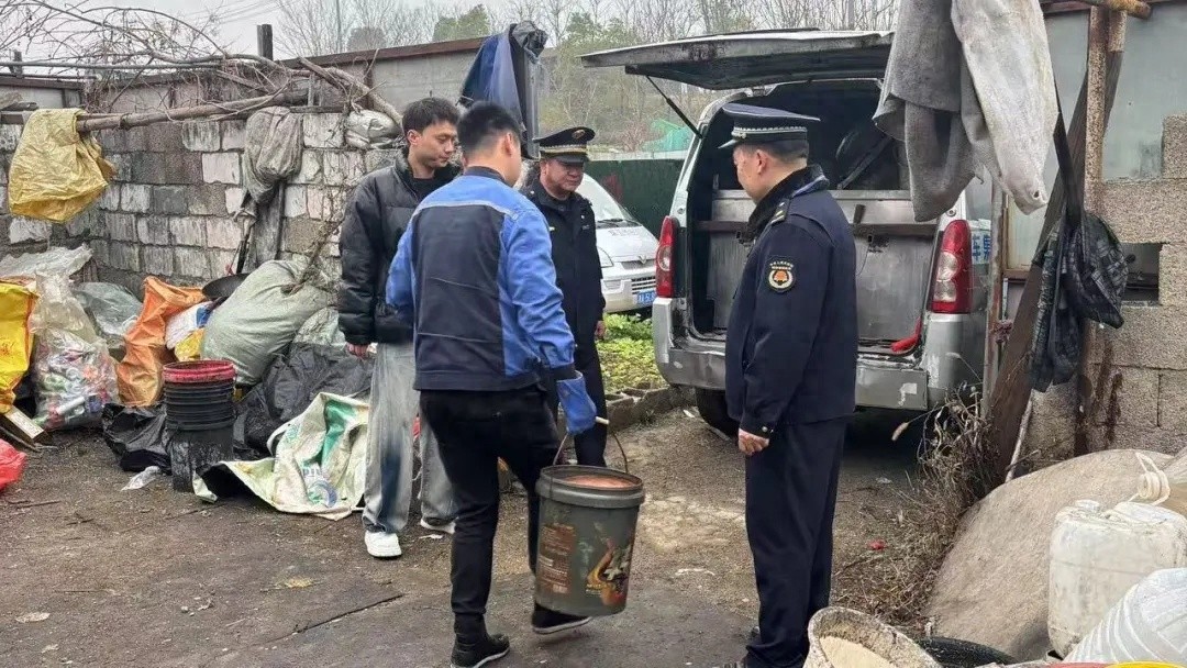 长沙雨花区城管雷霆出击,1吨地沟油被缴获!你的餐桌安全吗? 第1张 长沙雨花区城管雷霆出击,1吨地沟油被缴获!你的餐桌安全吗? 第1张