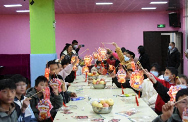 楚雄州儿童福利院元宵节活动：孩子们的创意花灯如何点亮了这个特别的夜晚？