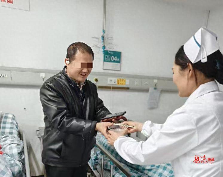 医院病房里的元宵节，竟然比家里还温馨！你猜他们做了什么？  第1张