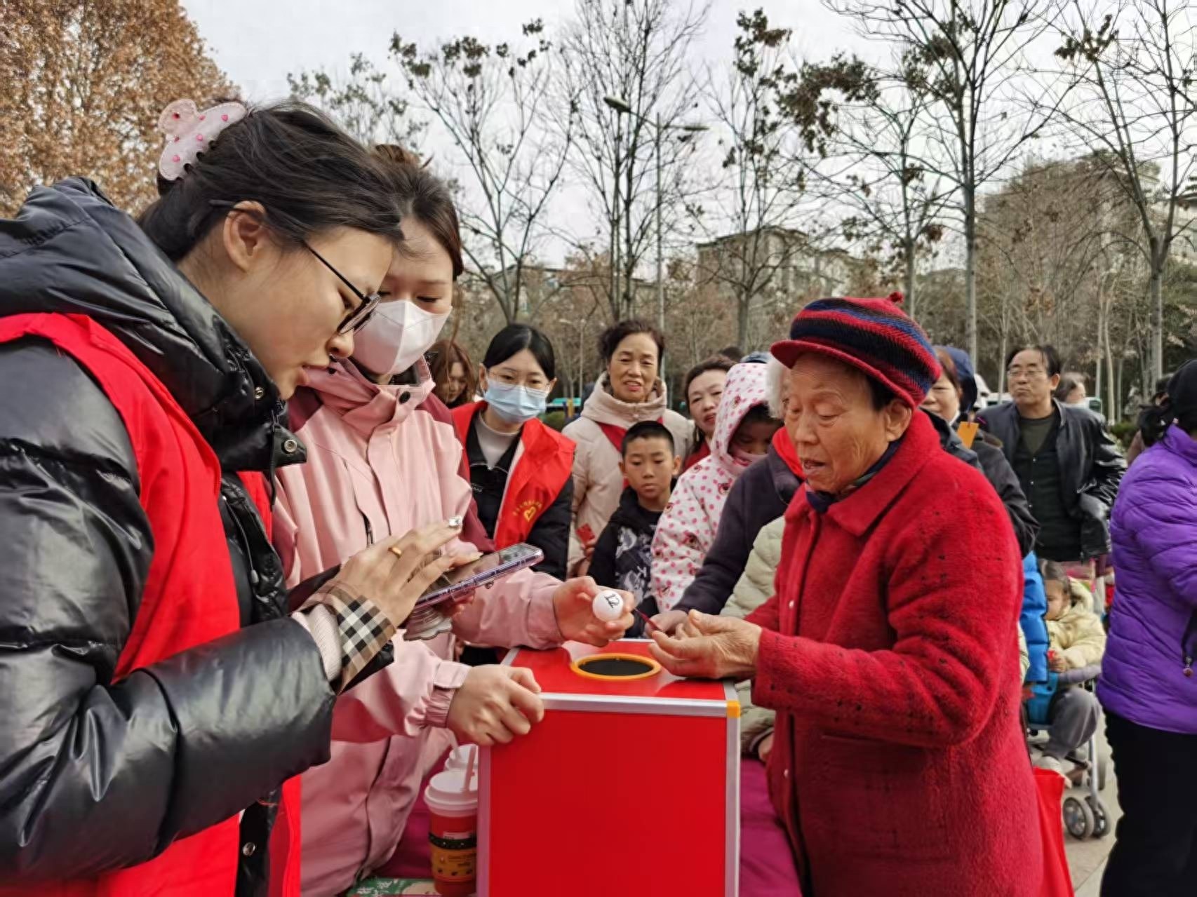 元宵节还能这样过？雁塔区司法局的普法活动让你猜灯谜学法两不误