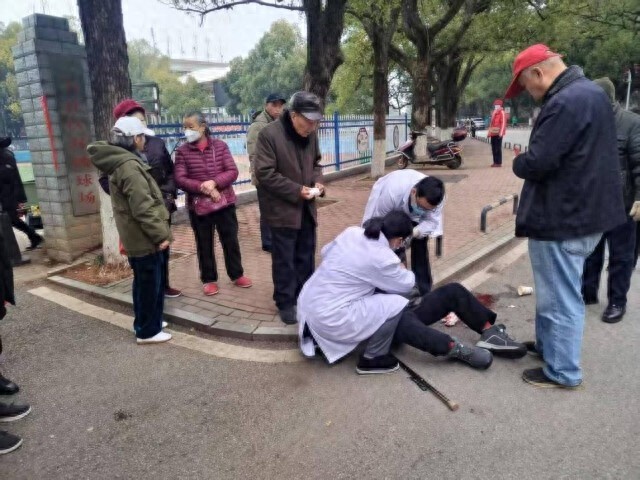 老人街头跌倒血流不止，医生火速救援！你身边有这样的英雄吗？  第1张
