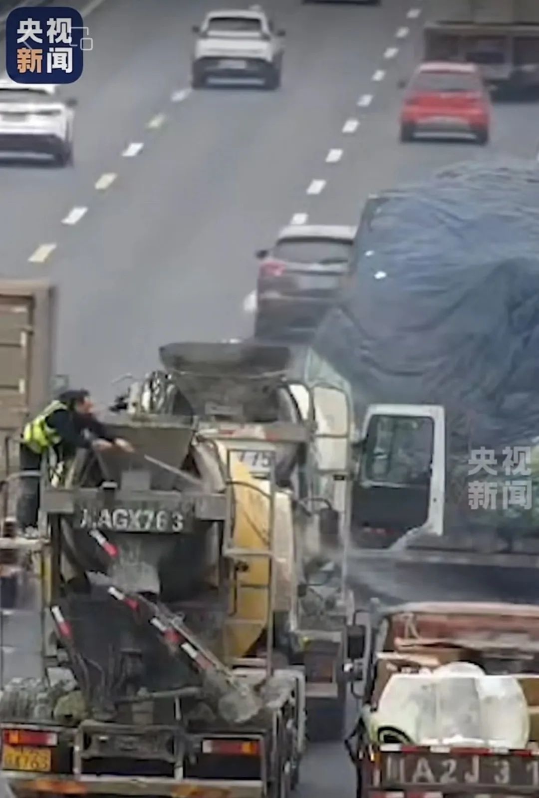 3分钟扑灭自燃货车！这两位司机是如何做到的？  第2张