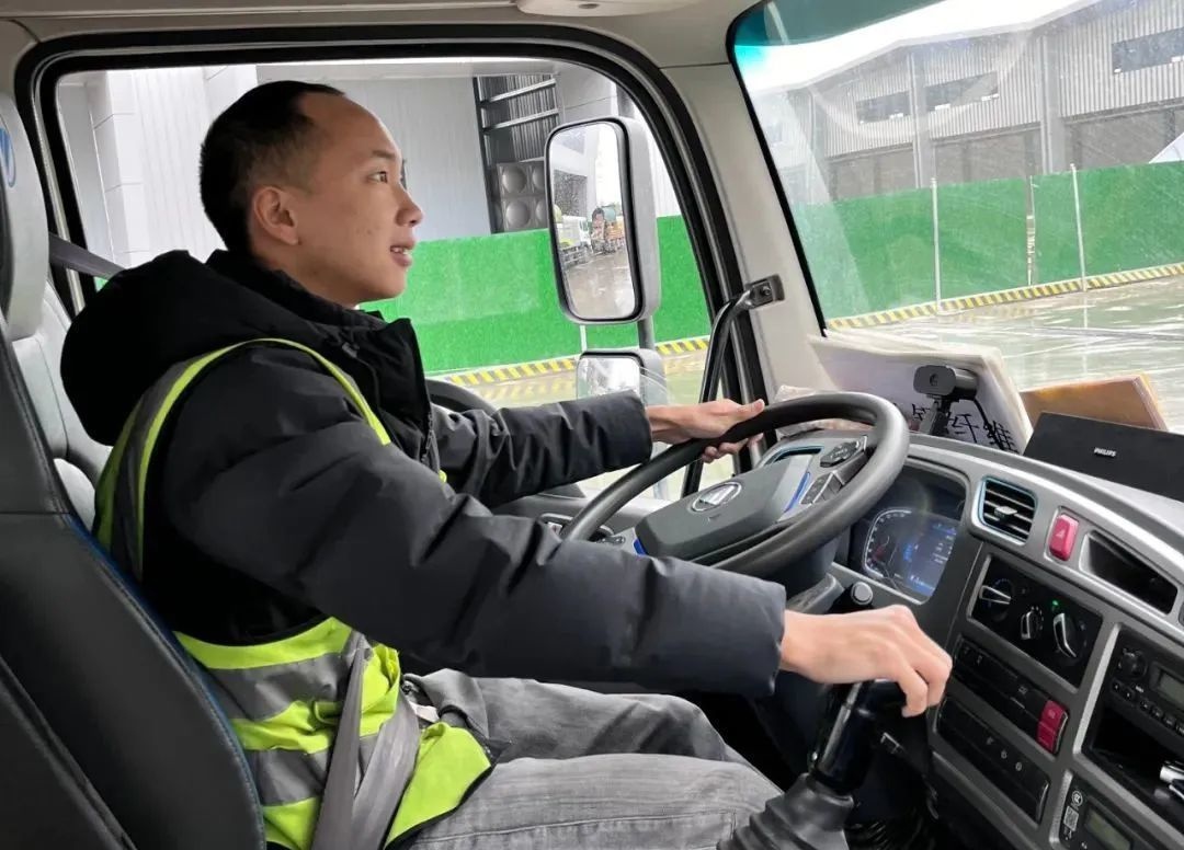 3分钟扑灭自燃货车！这两位司机是如何做到的？  第3张