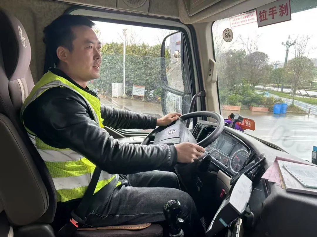 3分钟扑灭自燃货车！这两位司机是如何做到的？  第4张