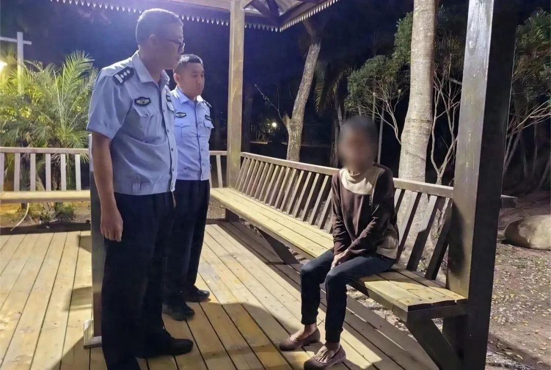 深夜迷途老人，警徽如何闪耀助其回家？暖心故事感动无数人  第1张